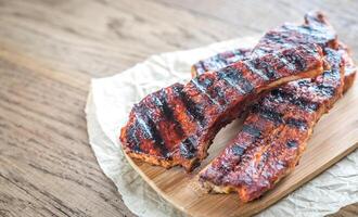 gegrillt Schweinefleisch Rippen auf das Backen Papier foto