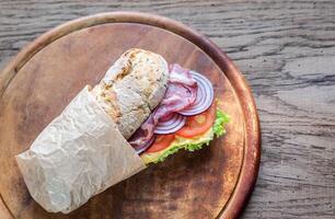 Sandwich mit Schinken, Käse und frischem Gemüse foto