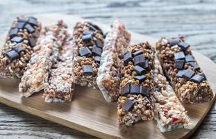Granola Riegel mit getrocknet Beeren und Schokolade foto