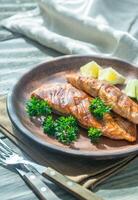 geröstet Lachs Steak mit frisch Petersilie foto