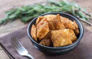 Teller mit gebraten Ravioli foto