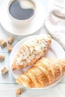 Croissants mit einer Tasse Kaffee foto