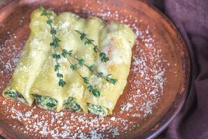 canelloni ausgestopft mit Ricotta und Spinat foto