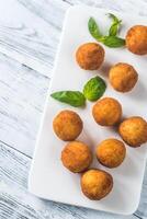 Arancini auf das Weiß Teller foto