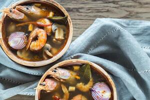 zwei Schalen von thailändisch Tom lecker Suppe foto