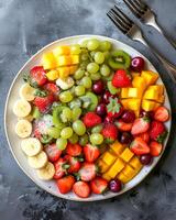 ai generiert Obst Salat auf ein Weiß Platte, Dort sind Erdbeeren, Trauben, Kiwi, Orangen, klein Banane Stücke, Beeren, Mango, es ist gewesen bestreut mit Sirup auf oben foto