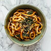 ai generiert Yaki Udon im ein Grün Schüssel platziert auf ein Weiß Marmor Tabelle foto