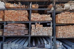 Stapel von Holz zum Haus Gebäude Materialien. zu veranschaulichen das hoch Preis von Holz foto