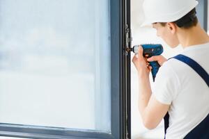 männlich industriell Baumeister Arbeiter beim Fenster Installation im Gebäude Konstruktion Seite? ˅ foto