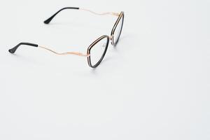 Jahrgang Brille isoliert auf ein Weiß Hintergrund foto