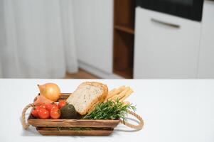 handgemacht Kraft Box mit Früchte und Gemüse und Brot von das Küche foto