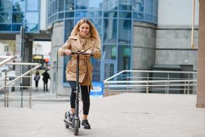 jung Frau auf Elektro Roller im Stadt. foto