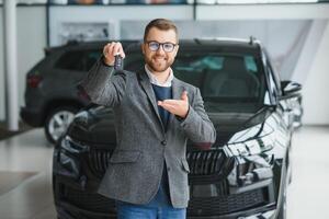 Mann Erwachsene Kunde männlich Käufer Klient trägt klassisch passen Weiß Hemd wählt Auto foto