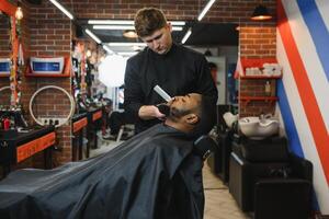 jung Afroamerikaner Mann Besuch Friseur foto