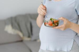 schön gesund schwanger Frau Essen Gemüse Salat foto