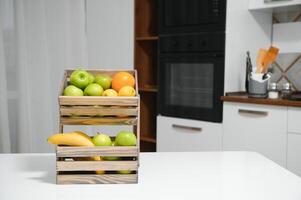 handgemacht Kraft Box mit Früchte und Gemüse auf Küche Hintergrund. foto