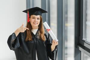 Abschluss Schüler Stehen mit Diplom foto
