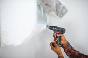jung afrikanisch männlich Techniker reparieren Luft Conditioner foto