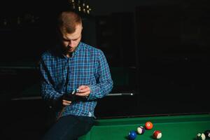 spielen Billard- - - Nahansicht Schuss von ein Mann spielen Billard- foto