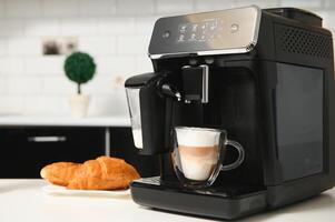 modern Kaffee Maschine auf Tabelle im Küche foto