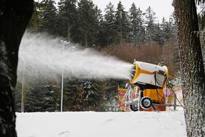 Schnee Kanone macht künstlich Schnee. Beschneiung Systeme Sprays Wasser zu produzieren Schnee. foto