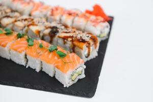 japanisch Küche - - Sushi rollen auf ein Weiß Hintergrund. foto