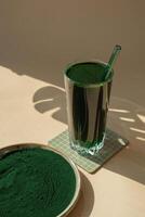 organisch Blau Grün Algen Spirulina Entgiftung trinken im Glas Pulver Lebensmittel. Gesundheit Protein Cocktail Smoothie von Chlorella. Vitamine und Mineralien zu Diät. präbiotisch und Antioxidans Reich Diät Ergänzung Seetang Superfood Konzept foto