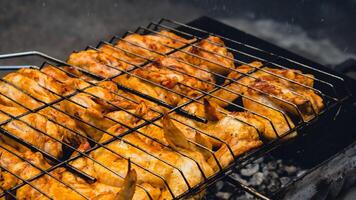 Grill Picknick Zeit geröstet Hähnchen Beine und Flügel auf Grill. Grillen Fleisch auf draussen Grill Gitter lecker Grill Hähnchen Steak mit Rauch Flammen saftig Fleisch im das Hinterhof im Sommer- foto