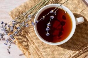 Lavendel Blumen mit Kräuter- Tasse von Tee. Konzept von Kräuter- Medizin natürlich Abhilfe. organisch Erleichterung betonen. gesund Getränk frisch köstlich Blumen- heiß Tee. krampflösend bewirken Naturheilkunde Konzept foto