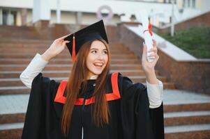 Porträt glücklich Frau auf ihr Abschluss Tag Universität. Bildung und Personen. foto