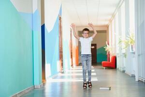 zurück zu Schule Konzept. Schule Kind im Klasse. glücklich Kind gegen Grün Tafel. Clever Kind im Klassenzimmer. Idee und Bildung Konzept foto