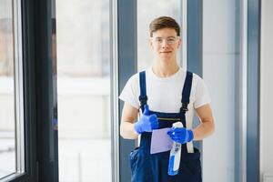 Reinigung Bedienung kam zu sauber Neu Haus. hart arbeitend Mann vorsichtig sauber Fenster. Seite Aussicht foto