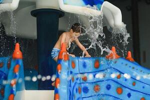 Junge haben Spaß im aqua Park foto