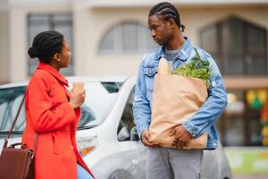 afrikanisch amerikanisch Paar nach Supermarkt foto