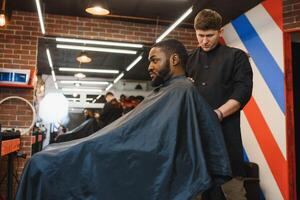 jung Afroamerikaner Mann Besuch Friseur foto