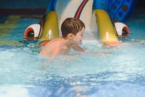 Junge ist im das Wasser Park. foto