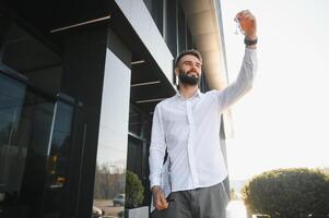 Fachmann Nachlass Verkäufer mit Zwischenablage Schreiben Unterlagen draußen im Vorderseite von gemietet Haus mit Werbung Bereich foto