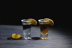 Tequila Schuss mit Limette . selektiv Fokus foto