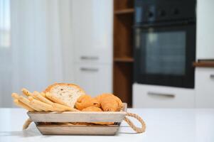 ein Kraft Box mit Brot Produkte, Donuts, Croissants im das Küche foto