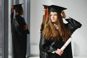 Frau Porträt auf ihr Abschluss Tag. Universität. Ausbildung, Abschluss und Menschen Konzept. foto