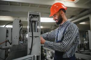 Porträt von Fachmann schwer Industrie Ingenieur Arbeiter tragen Sicherheit Uniform, schwer Hut lächelnd. im das Hintergrund unkonzentriert groß industriell Fabrik. foto