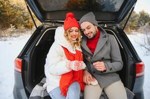 Foto von jung attraktiv Paar glücklich positiv Lächeln aussehen jeder andere genießen Zeit zusammen Wald Winter Liebe Geschichte