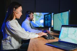 lächelnd freundlich weiblich Anruf Center Agent mit Headset Arbeiten auf Unterstützung Hotline im das Büro foto