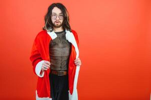Neu Jahre Fröhlich Party. ein Fröhlich Mann im ein Santa Anzug. Gleichwertigkeit. lgbt Gemeinschaft. foto