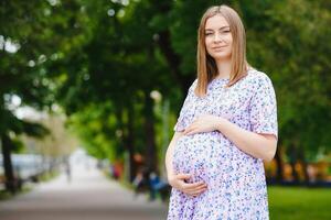 schwanger Frau ruhen im das Park foto