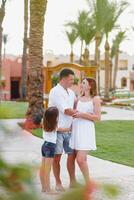 Familie auf Ferien im ein Luxus Hotel. Ferien beim Meer. foto