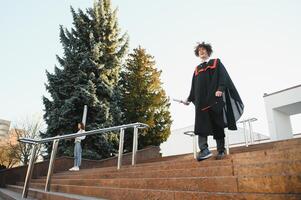 Porträt von ein zuversichtlich und froh jung Absolvent mit ein Diplom. Mann ist bereit zum das Nächster Schritt im seine Leben. foto