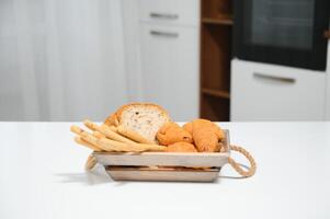 ein Kraft Box mit Brot Produkte, Donuts, Croissants im das Küche foto