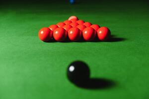 Snooker Bälle auf Grün Oberfläche, flach Tiefe von Feld foto