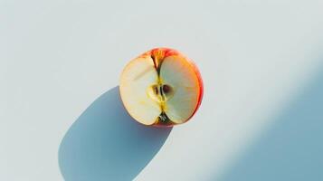 ai generiert Single perfekt geschnitten Apfel positioniert im das Center von das Weiß Hintergrund, generativ ai, Hintergrund Bild foto